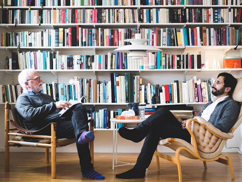 Θεραπευτής συζητάει στο γραφείο με τον θεραπευόμενο 