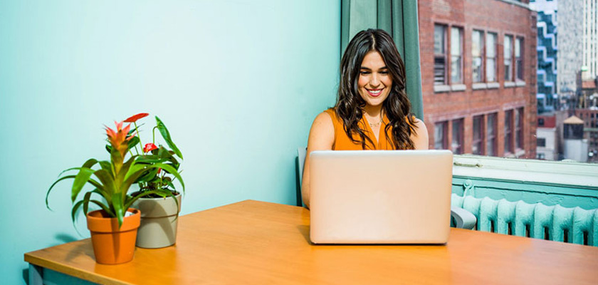 γυναίκα ανακαλύπτει ότι η διαδικτυακή ψυχοθεραπεία αποδεικνύεται το ίδιο αποτελεσματική με τη δια ζώσης