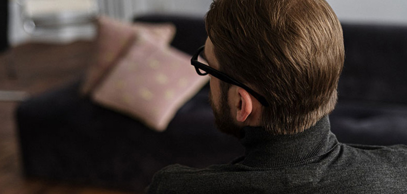 ψυχοθεραπευτής σκέφτεται τον έπαινο για τη ζωή του