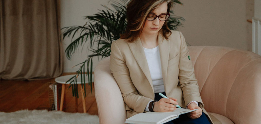 θεραπεύτρια κατανοεί και διατηρεί τα όρια στην ψυχοθεραπεία