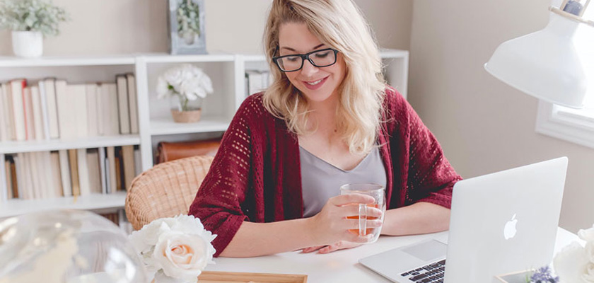 γυναίκα αναρωτιέται μήπως η πανδημία άλλαξε τον τρόπο που γίνεται η ψυχοθεραπεία