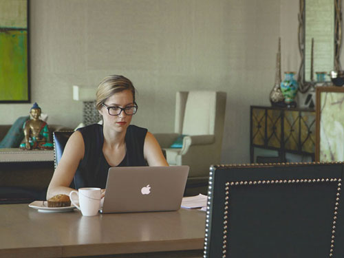 θεραπεύτρια στο γραφείο της κοιτάει το laptop της