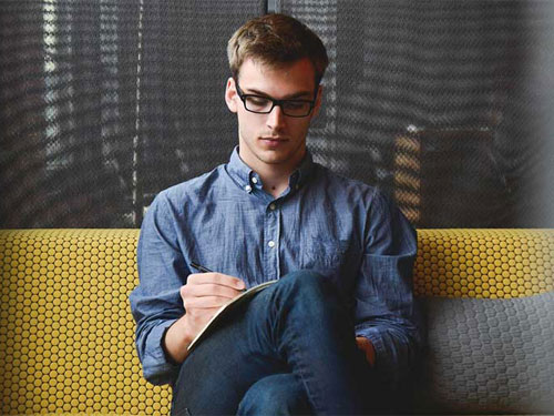 άνδρας σε καναπέ με χαρακτηριστικά ενός επιτυχημένου ψυχοθεραπευτή