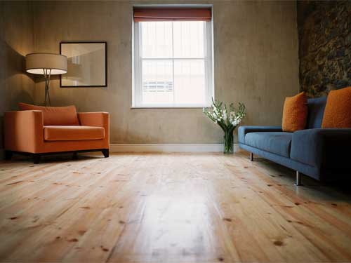 δωμάτιο με μια πολυθρόνα και ένα διθέσιο καναπέ