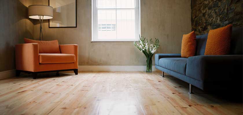 δωμάτιο με μια πολυθρόνα και ένα διθέσιο καναπέ