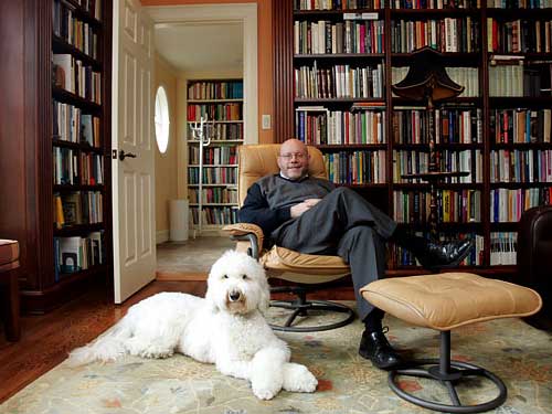 φωτογραφία θεραπευτή στο γραφείο του με τον σκύλο του