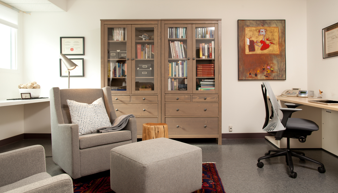 κοπέλα που φυσά ένα λουλούδι και τα πέταλα φεύγουν στον αέρα 