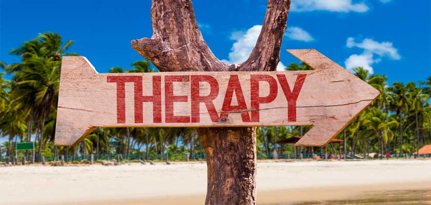 ταμπέλα κατευθύνσεων σε ένα κομμάτι ξύλο